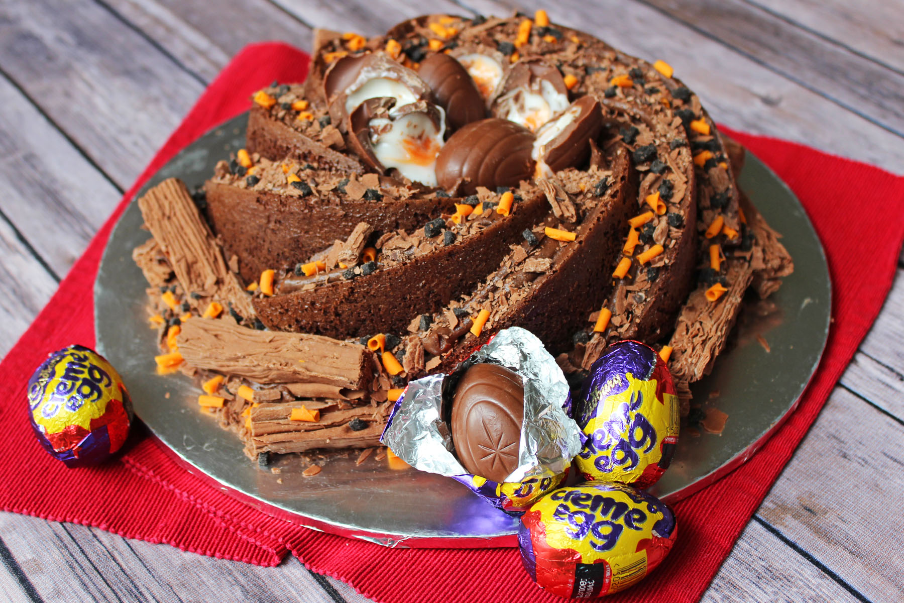 Creme Egg lovers will go crazy for this eggstravagent Creme Egg Bundt Cake. Recipe on Supper in the Suburbs