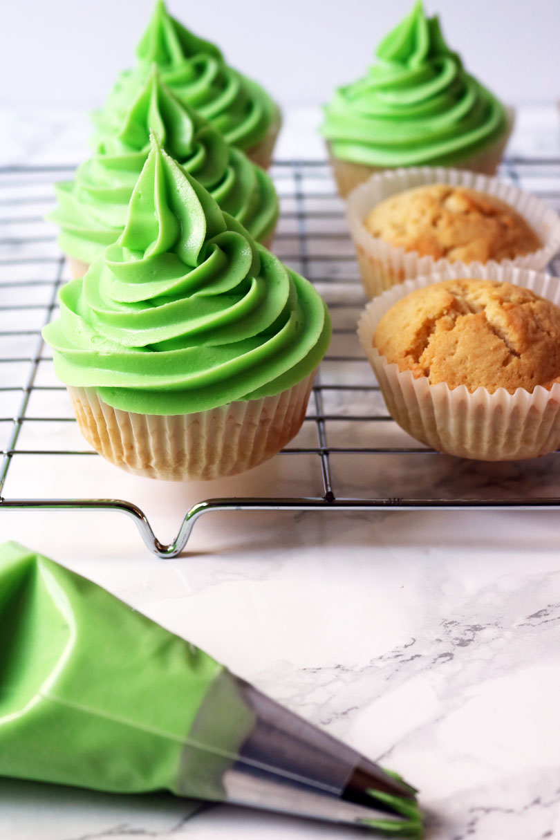 Wilton 1M icing nozzle with bright green buttercream makes the perfect Christmas tree cupcakes!