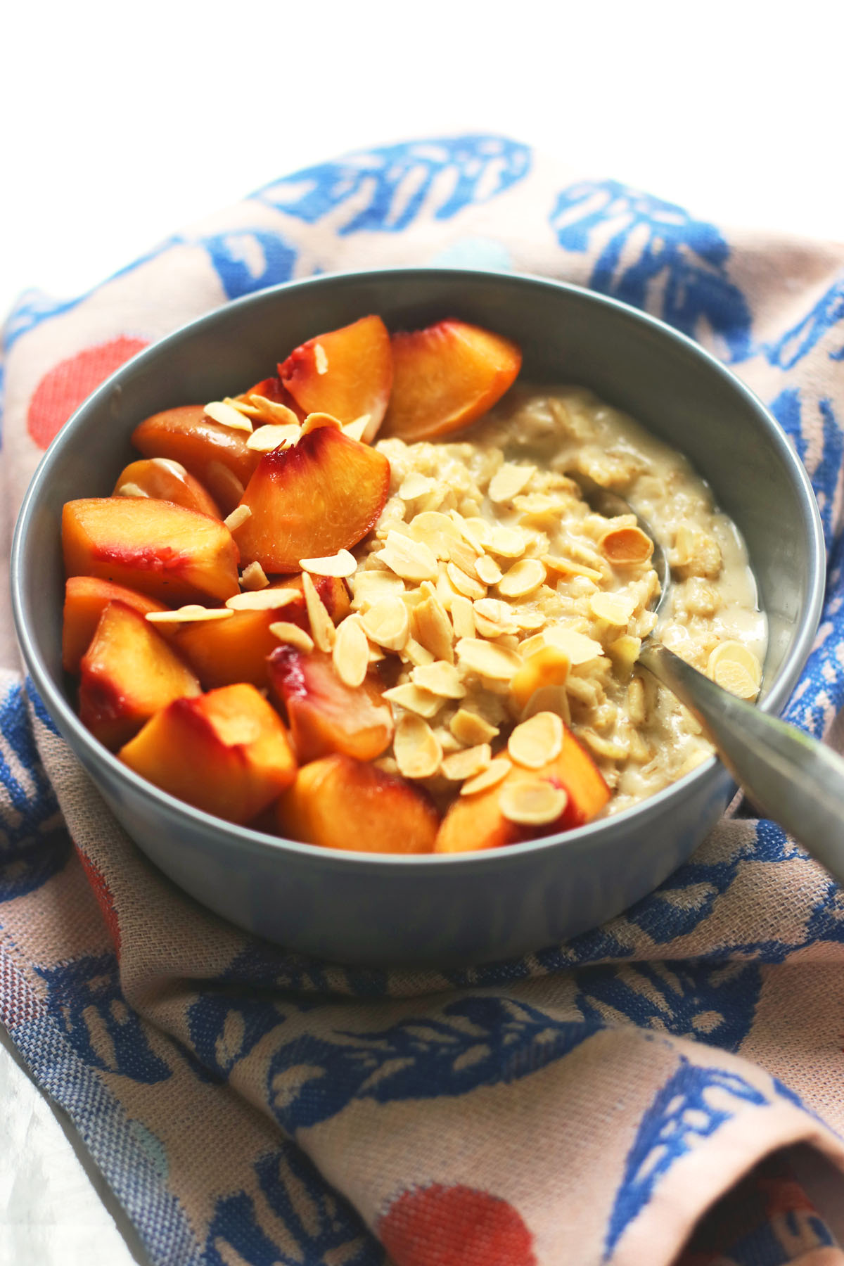 Cardamom porridge with almonds and peaches