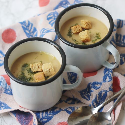 2 mugs of creamy garlic soup (vegan) with croutons