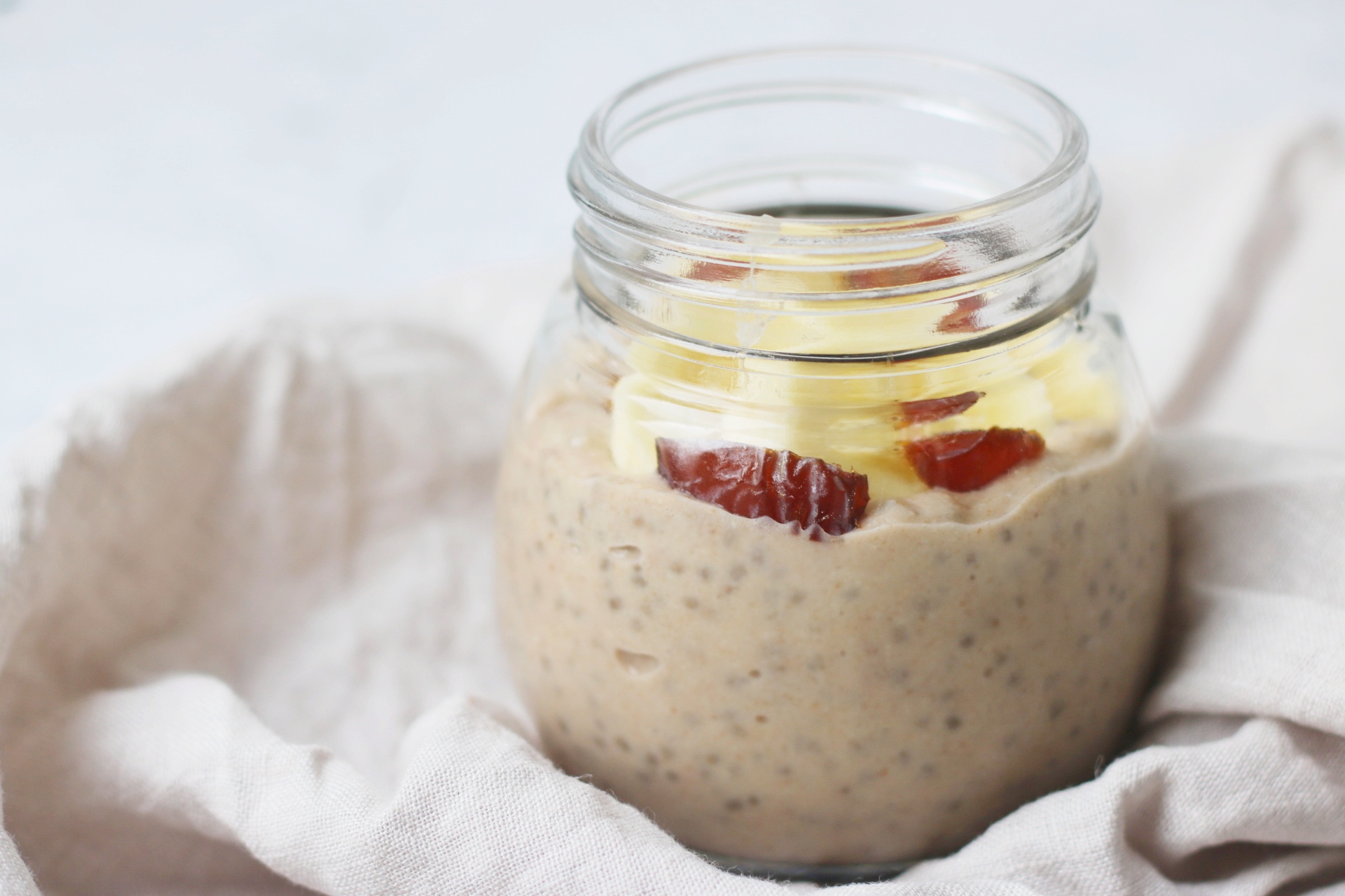 https://supperinthesuburbs.com/wp-content/uploads/2022/01/A-jar-of-Banana-and-date-chia-pudding.jpeg