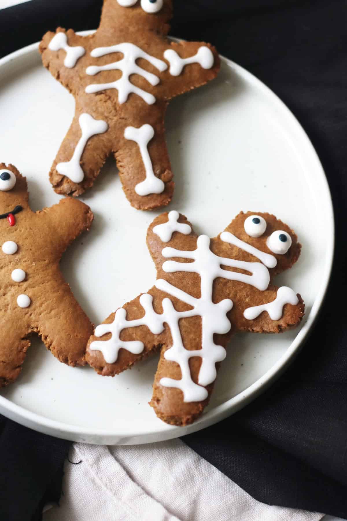 A gingerbread man decorated as a mummy