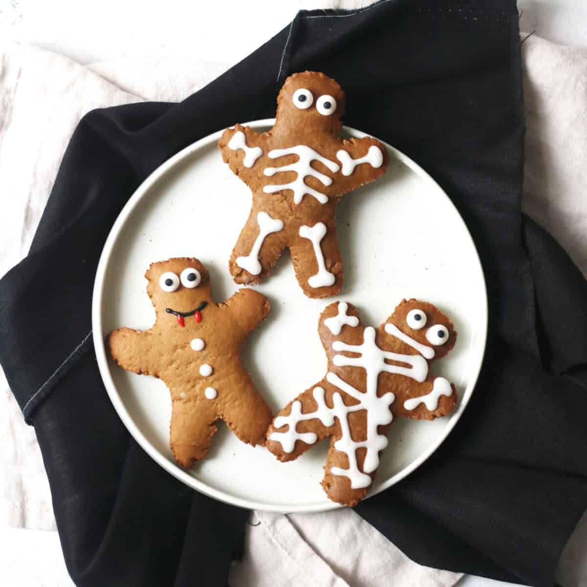 Vegan Halloween Gingerbread Mummies, Skeletons and Vampires