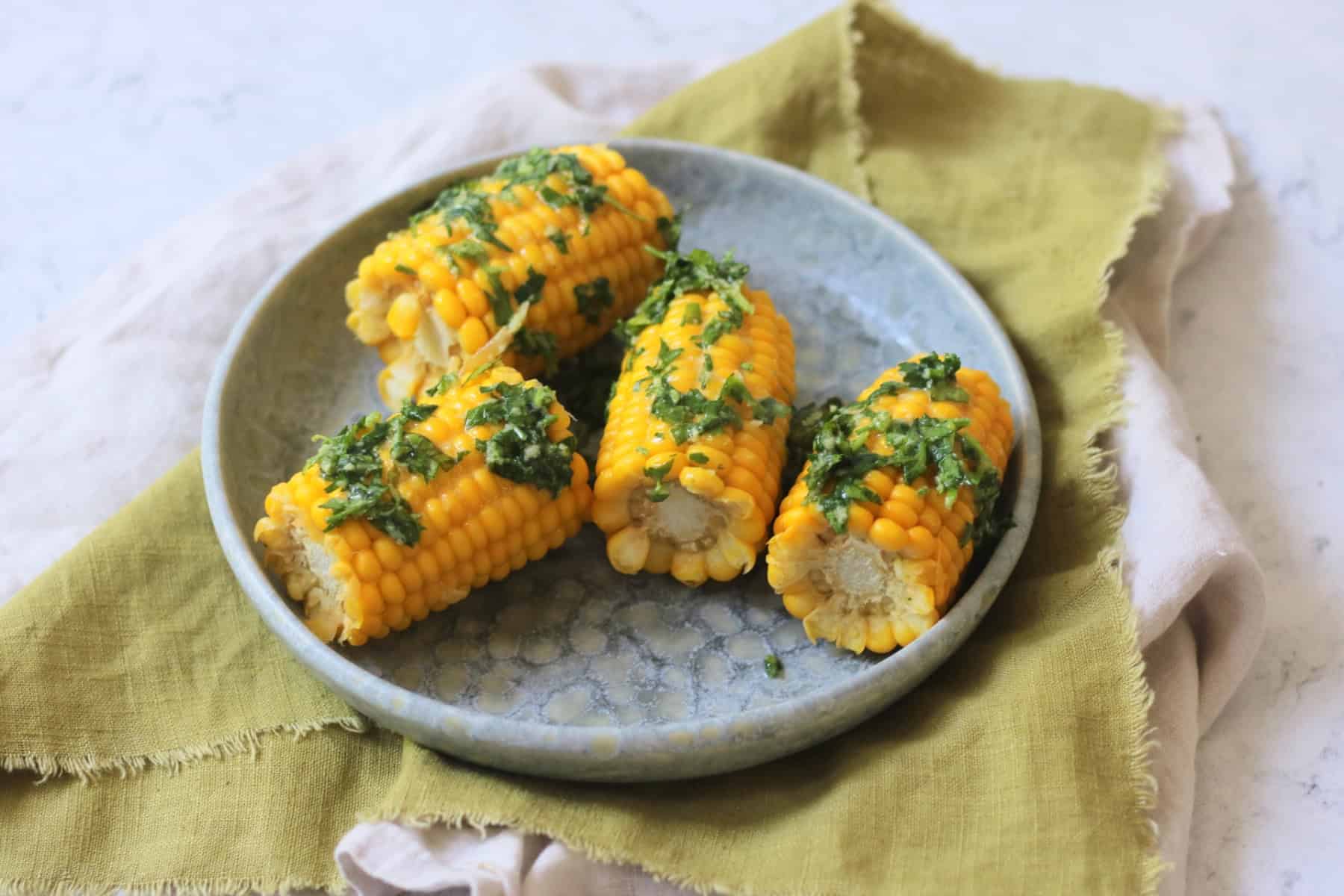 4 corn on the cobs smothered in a herby butter made from vegan butter, coriander, parsley and roasted garlic.
