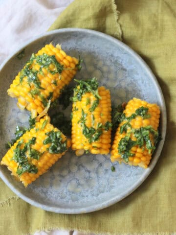 4 corn on the cobs smothered in a herby butter made from vegan butter, coriander, parsley and roasted garlic.